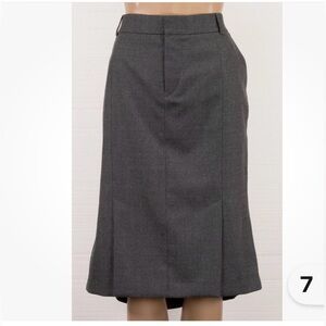 Tom Ford Elegant Grey Virgin Wool Skirt with slits & a peplum back - knee length